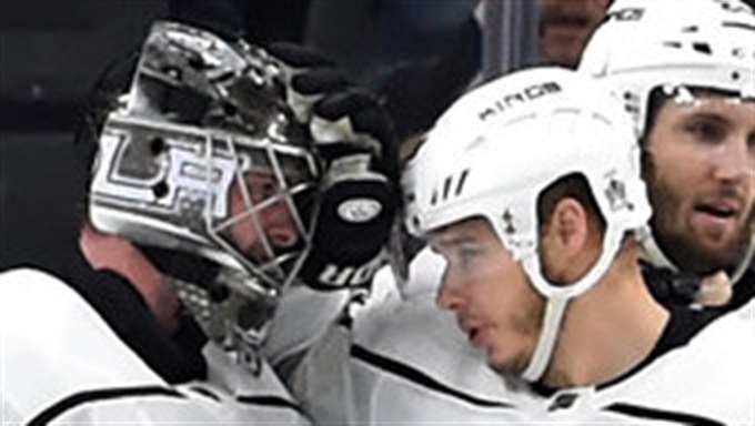 Kane scored två hjälper till i haj premiären för att hjälpa till att slå Oilers